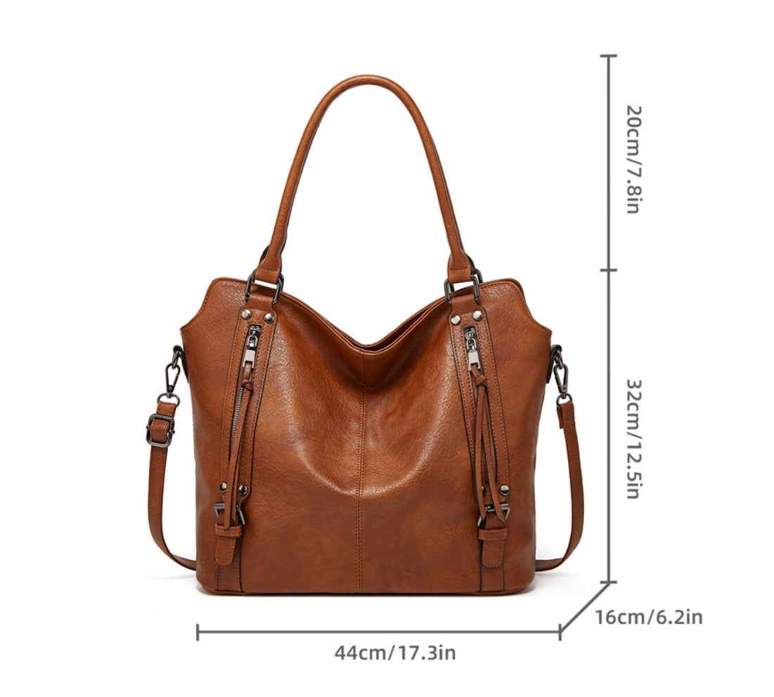 Elena — Un Set Completo. Un'Unica Donna Impeccabile.